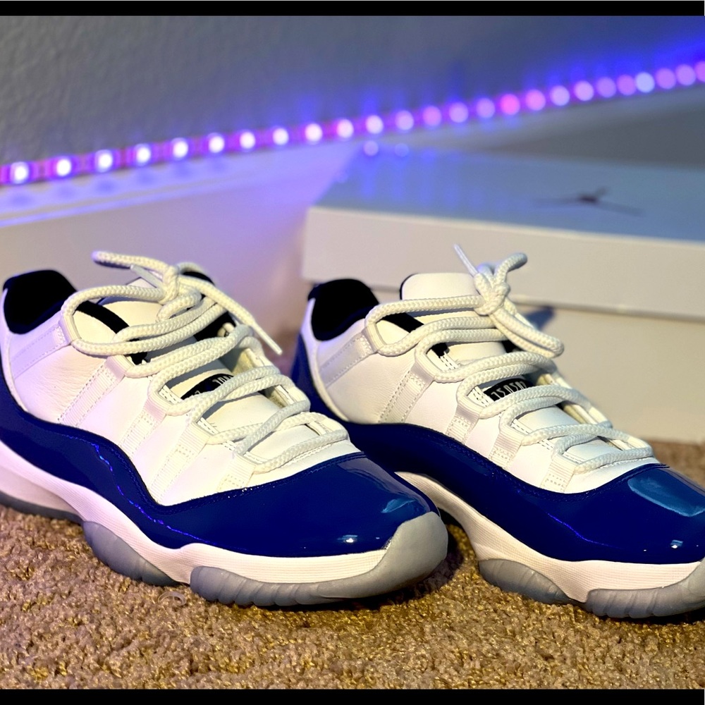 Women’s Jordan 11 Retro Low / white concord